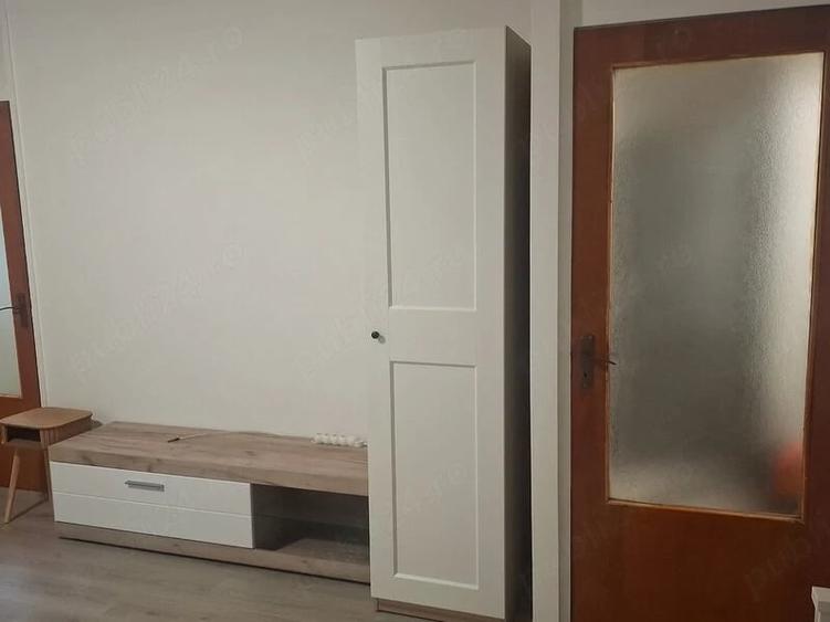 Garsonieră decomandată în Titan