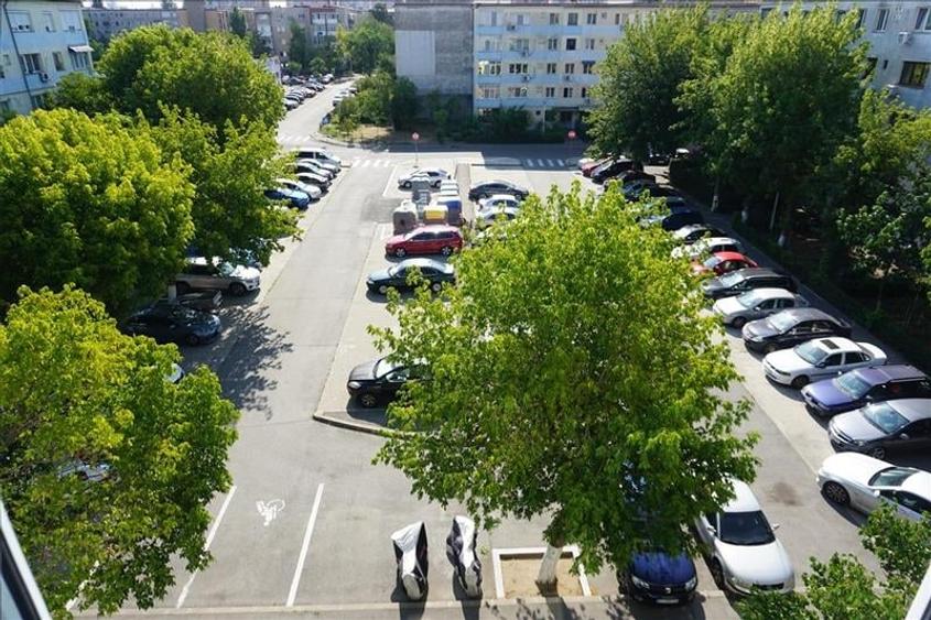 Apartament cu 3 camere semidecomandat, mobilat în Craiovița Nouă