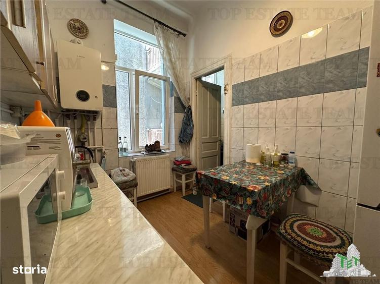 Apartament cu 3 camere semidecomandat în Gara de Nord