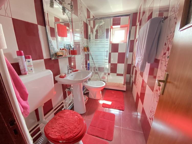 Apartament cu 4 camere decomandat, mobilat în Sebastian