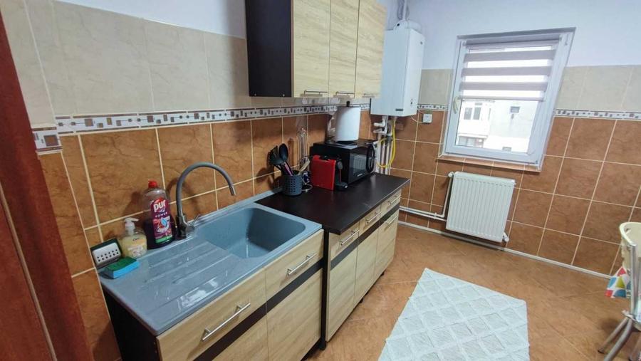 Apartament cu 4 camere semidecomandat în Faleza Nord
