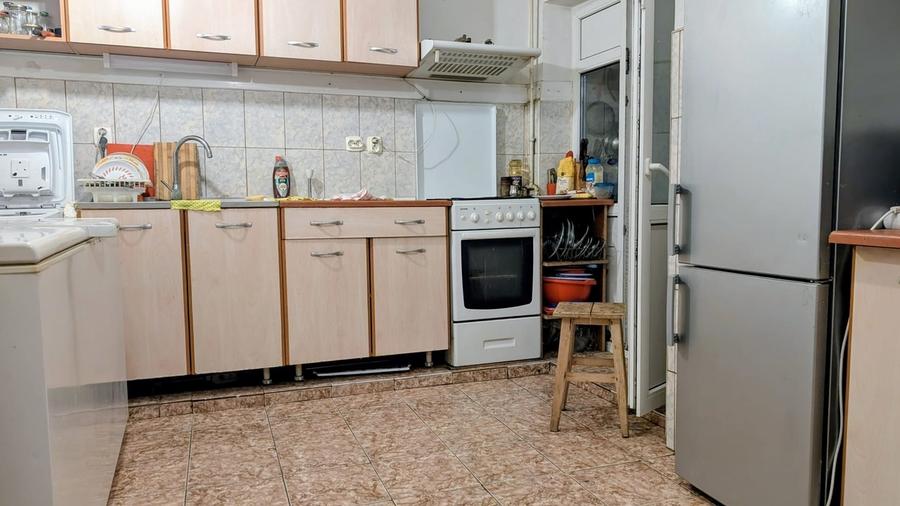 Apartament cu 5 camere decomandat în Est