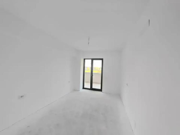 Apartament cu 3 camere semidecomandat în Pipera