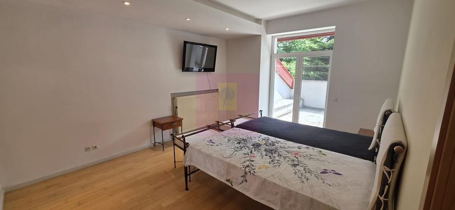 Casă individuală cu 10 camere cu Canalizare în Central