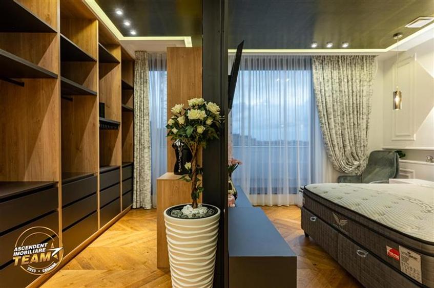 Apartament cu 4 camere decomandat în Central