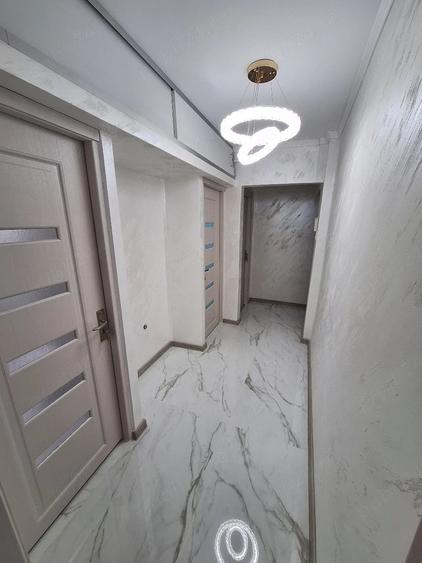 Apartament cu 3 camere semidecomandat în Tomis Nord