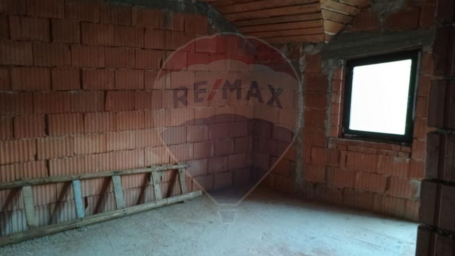 Casă individuală cu 9 camere cu Teren 2170 Mp în Central