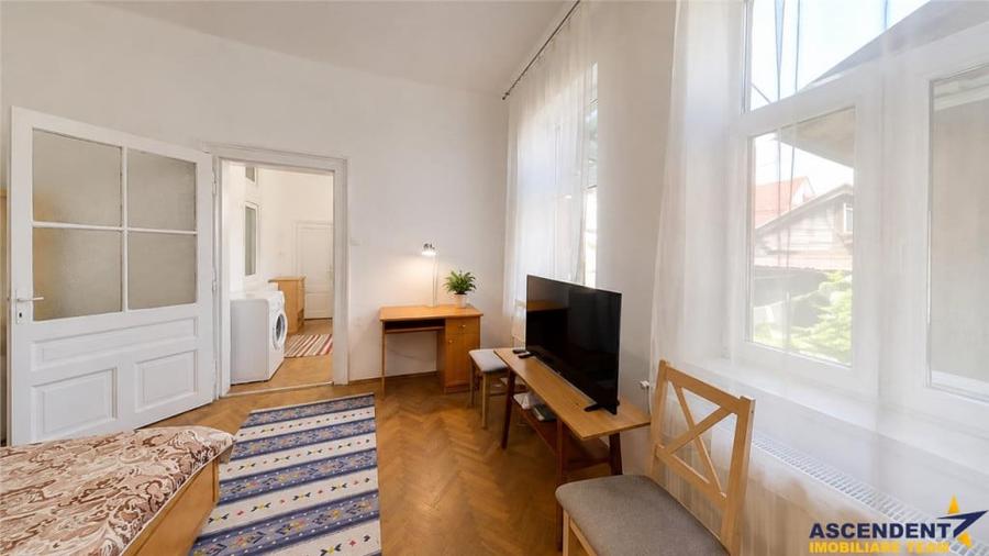 Apartament cu 3 camere decomandat în Central