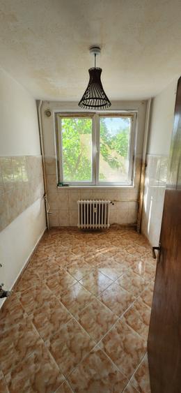 Apartament cu 3 camere semidecomandat în P-ța Gorjului