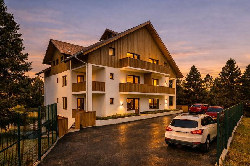 Casă individuală cu 11 camere cu Canalizare în Vest