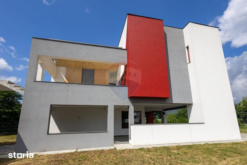 Casă cu 5 camere cu Teren 1600 Mp în Central