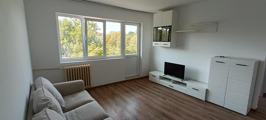 Apartament cu 3 camere semidecomandat, mobilat în Nord