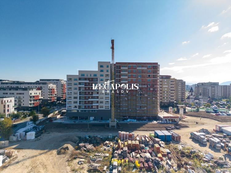 Apartament cu 3 camere semidecomandat în Tractorul
