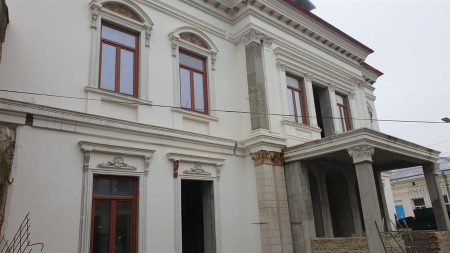 Casă individuală cu 10 camere cu Teren 466 Mp în Apollo