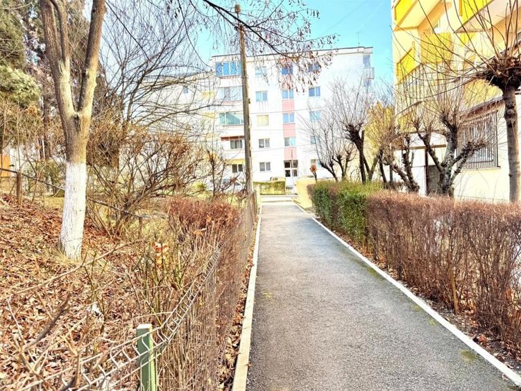 Apartament cu 2 camere decomandat în Între Lacuri