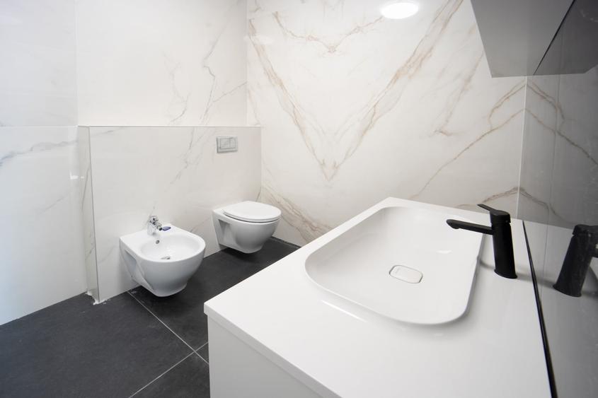 Casă individuală cu 10 camere cu Canalizare în Ultracentral