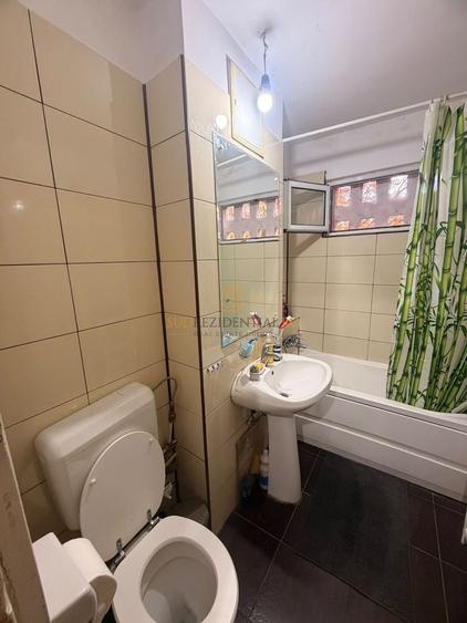 Apartament cu 3 camere semidecomandat în Berceni