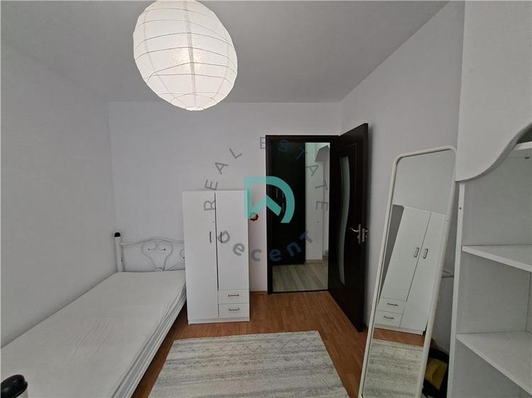 Apartament cu 3 camere semidecomandat în Tractorul