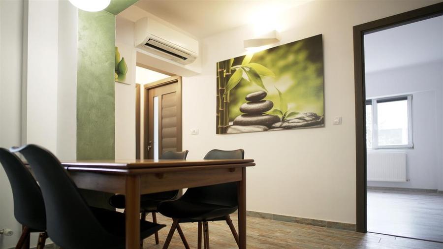 Apartament cu 3 camere decomandat, mobilat în Centru Civic