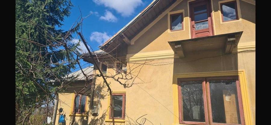 Casă cu 4 camere semidecomandat în Central