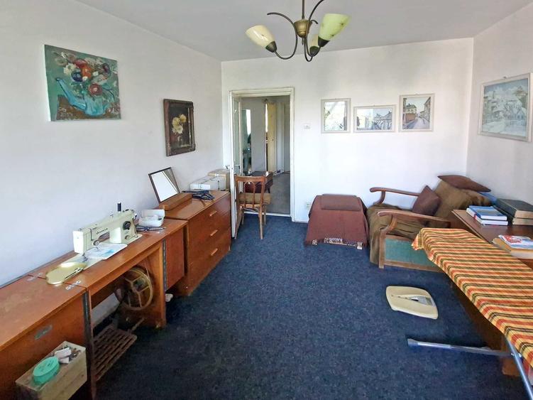 Apartament cu 3 camere semidecomandat în Giulești