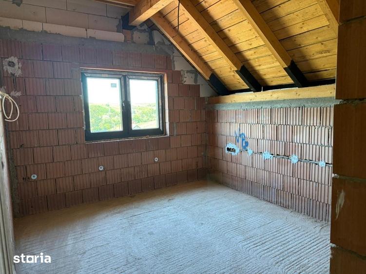 Casă cu 4 camere cu Teren 400 Mp în Slimnic