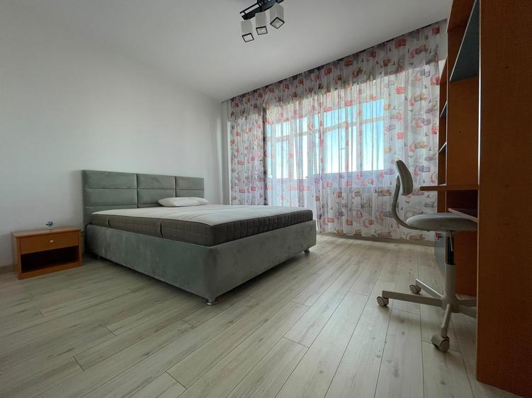 Apartament cu 4 camere decomandat în P-ța Victoriei