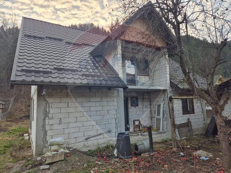 Casă individuală cu 5 camere cu Teren 1782 Mp în Cazaci