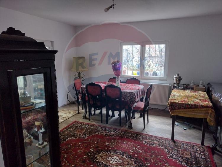 Casă individuală cu 6 camere cu Teren 1000 Mp în Central