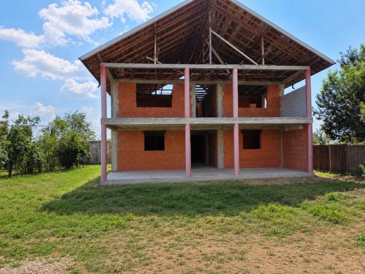 Casă individuală cu 4 camere cu Canalizare în Leordeni