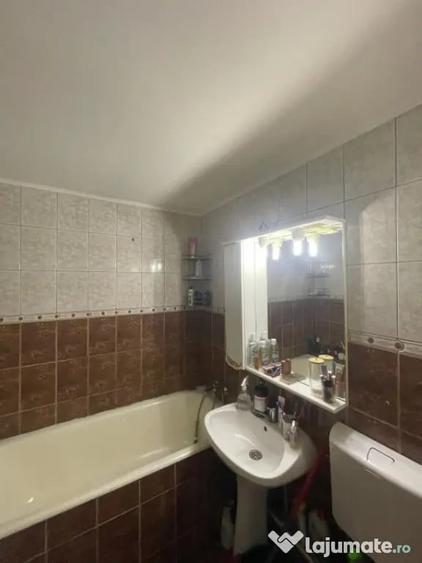 Apartament cu 3 camere decomandat, mobilat în Hotvon