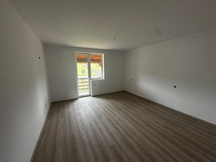 Duplex cu 5 camere cu Canalizare în Exterior Vest