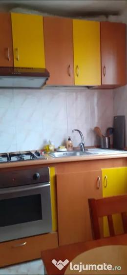 Apartament cu 3 camere semidecomandat în Central
