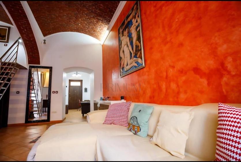 Apartament cu 2 camere semidecomandat, mobilat în Central
