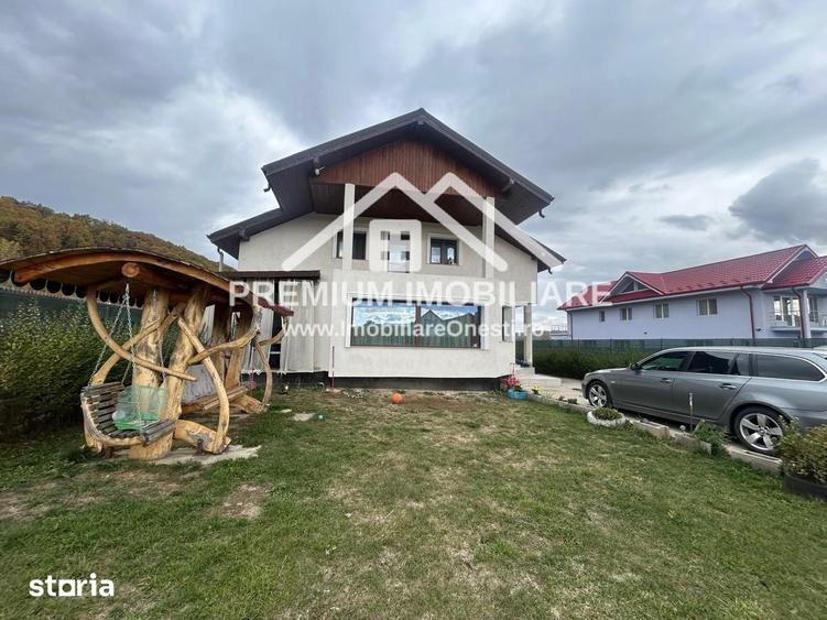 Casă cu 8 camere cu Teren 2680 Mp în Mănăstirea Cașin