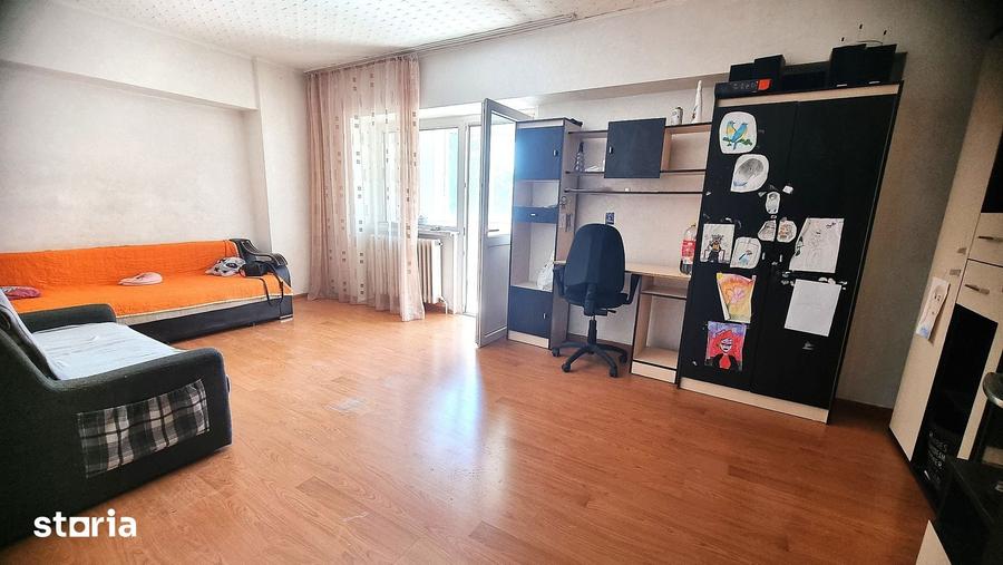 Apartament cu 3 camere decomandat în Nicolina