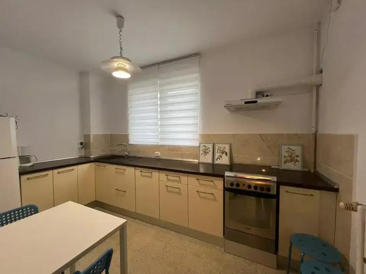 Apartament cu 3 camere semidecomandat, mobilat în Vatra Luminoasă
