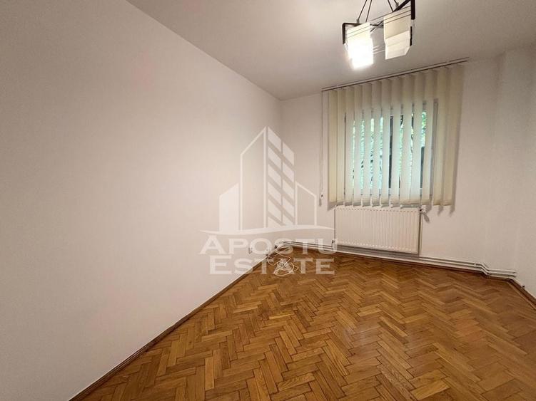 Apartament cu 4 camere decomandat în Medicină