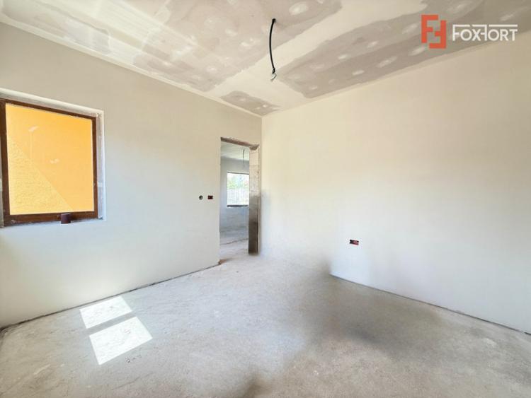 Casă cu 5 camere cu Teren 348 Mp în Săcălaz