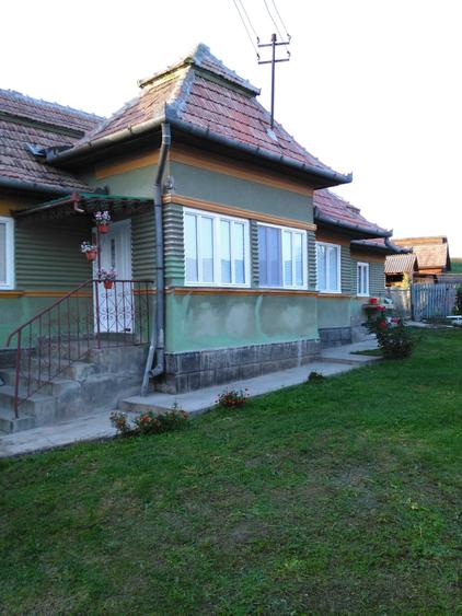 Casă cu 3 camere semidecomandat în Iara