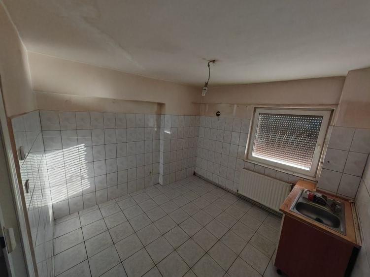 Apartament cu 3 camere decomandat în Hotar