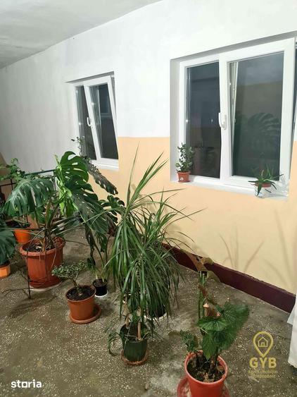 Apartament cu 4 camere, mobilat în Est
