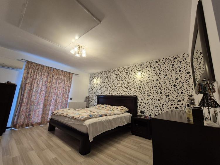 Casă individuală cu 6 camere cu Garaj în Est
