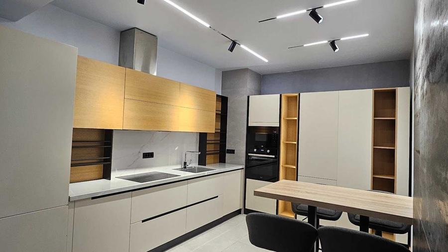 Apartament cu 4 camere decomandat în Central