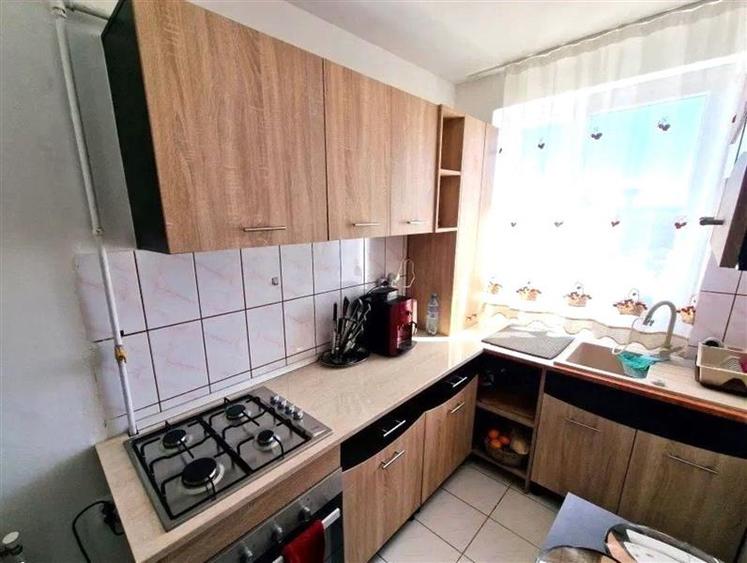 Apartament cu 2 camere semidecomandat, mobilat în Decebal
