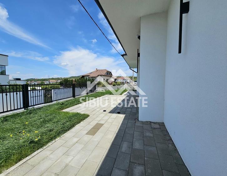 Duplex cu 4 camere cu Canalizare în Roșia
