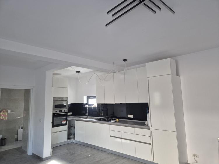 Casă cu 4 camere cu Teren 400 Mp în Berceni