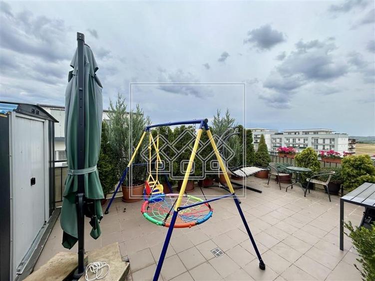 Apartament cu 3 camere decomandat, mobilat în Turnișor