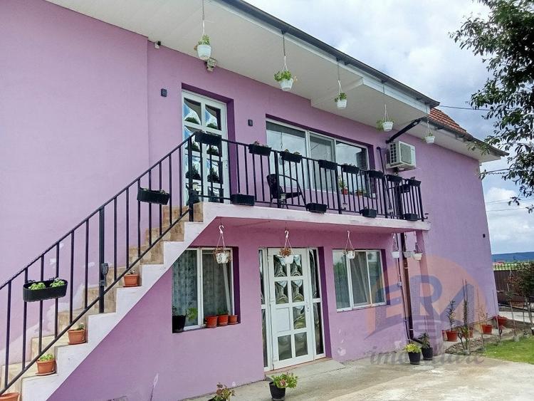 Casă individuală cu 9 camere cu Canalizare în Săcădat