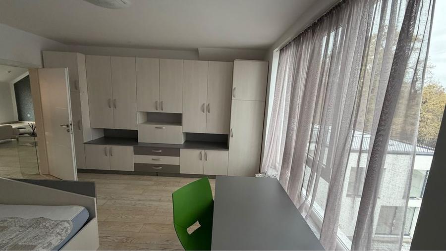 Apartament cu 3 camere decomandat în Exterior Vest